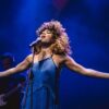 tina-turner-sinaylia-mikrofwno