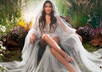 Η Έλενα Παπαρίζου κάνει «Update» και περνά ένα ηχηρό μήνυμα!