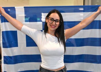 Eurovision 2025: Θερμή υποδοχή για την Klavdia και την ελληνική αποστολή κατά την άφιξή τους στο αεροδρόμιο «Ελευθέριος Βενιζέλος» (Φωτογραφίες)