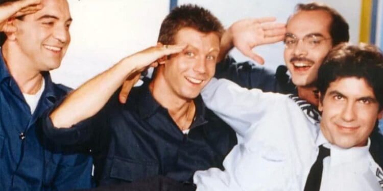 «Της Ελλάδος τα Παιδιά» : Η σειρά που έβαλε τον στρατό να μιλήσει τη γλώσσα της κωμωδίας